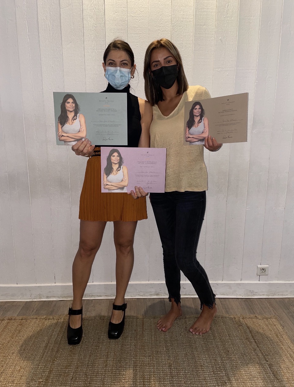Ines avec Nathalie Duarte présentant ses trois diplômes Renata França